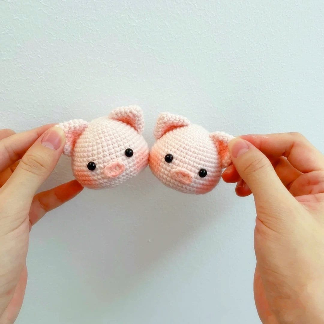 パターン: 豚の頭のあみぐるみキーホルダーかぎ針編みパターン ピンク