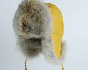 Coyote Aviator aus goldfarbenem Hirschleder | Unisex Winter Pelzmütze - Handgefertigt in Kanada