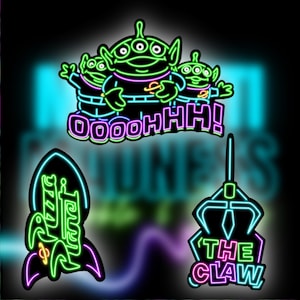 Può includere: Segno al neon verde, viola e giallo con tre personaggi alieni che dicono "OoooHHH!" e un razzo con il testo "The Claw".