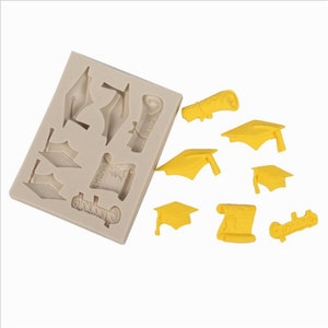 Peut inclure: Un moule en silicone pour réaliser des décorations de gâteaux sur le thème de la remise des diplômes. Le moule présente une variété de motifs, notamment des chapeaux de diplômés, des diplômes et le mot "diplômé".