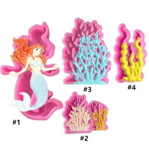 Peut inclure: Quatre moules en silicone pour la cuisson ou l'artisanat. Les moules sont roses et présentent des motifs de sirène, de corail et d'algues. Les moules sont numérotés de 1 à 4.