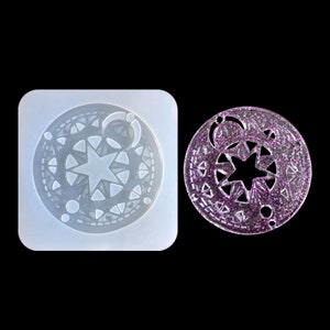 Op de afbeelding: Een transparante siliconen mal met een cirkelvormig ontwerp met een ster, manen en geometrische vormen. De mal wordt getoond naast een afgewerkt harsstuk met een paarse glitterafwerking.