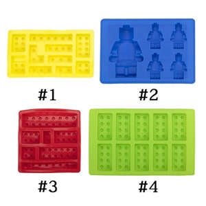 Può includere: Quattro stampi in silicone per fare cioccolato o ghiaccioli. Gli stampi sono a forma di mattoncini Lego, con diversi design. Gli stampi sono gialli, blu, rossi e verdi.