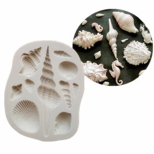 Può includere: Uno stampo in silicone bianco con 10 forme diverse di conchiglie e un cavalluccio marino. Lo stampo è progettato per realizzare decorazioni in pasta di zucchero o pasta di gomma per torte.