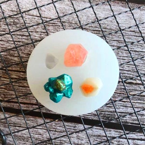Stampo in silicone liquido a forma di cristallo di pietra di piccole dimensioni per strumento per modellare lo specchio a goccia in argilla morbida fondente