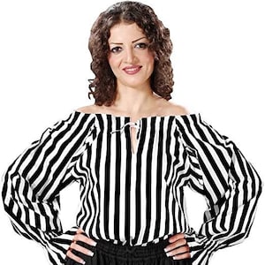 Può includere: Una blusa a righe bianche e nere con spalle scoperte e un nodo sul collo.