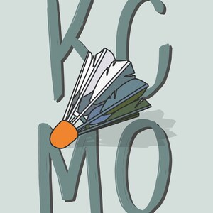 Può includere: Illustrazione in stile disegnato a mano di un volano da badminton con piume bianche, blu e verdi e una punta arancione. Le lettere "KC MO" sono in verde acqua con un'ombra, su uno sfondo verde acqua chiaro.