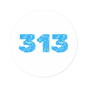 Op de afbeelding: Een ronde witte sticker met het nummer "313" in een verweerde lichtblauwe lettertype. De cijfers hebben een getextureerde, versleten uitstraling, tegen een effen witte achtergrond. Geschikt voor decoratieve of promotionele doeleinden.