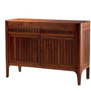 Puede incluir: Un aparador de madera marrón oscuro con dos puertas y lados curvos. Las puertas tienen listones verticales y el aparador se apoya en cuatro patas.