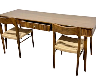 Escritorio de teca moderno de mediados de siglo: mesa de escritura grande acanalada