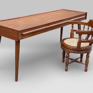 Escritorio de teca moderno de mediados de siglo: mesa de oficina grande de madera maciza