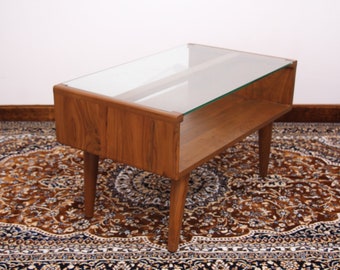 Mesa de centro de teca maciza de mediados de siglo, hecha a mano en la India.