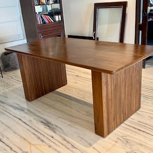 Matbord i teak med räfflad bas