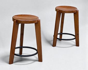 Pedido personalizado para Martha. Juego de 4 taburetes con números grabados, taburete de mostrador inspirado en PJ (Pierre Jeanneret), hecho a mano en teca maciza.