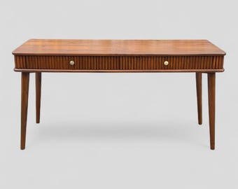 Escritorio de mediados de siglo con bordes redondeados y cajón estriado