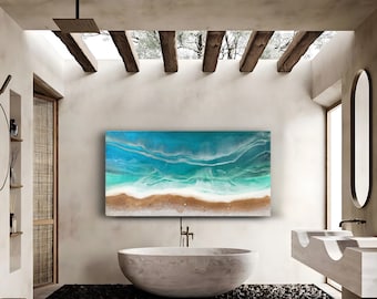 Puede incluir: Un baño moderno con una bañera independiente y una gran pintura abstracta de olas del océano en la pared. La pintura presenta tonos de azul, verde y blanco, con una playa de arena en la parte inferior.