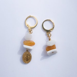 Duo Boucles d'oreilles asymétriques - modèle MITIA moutarde - pierres naturelles, coquillages & acier inoxydable