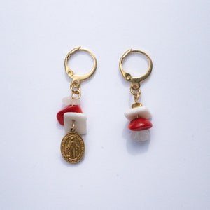 Duo Boucles d'oreilles asymétriques - modèle MITIA rouge - pierres naturelles, coquillages & acier inoxydable