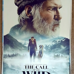 Könnte beinhalten: Filmposter für "The Call of the Wild" mit Harrison Ford. Das Poster zeigt Fords Gesicht über einer Szene eines Mannes und eines Hundes in einer verschneiten Landschaft. Der Titel und das Erscheinungsdatum sind ebenfalls abgebildet.