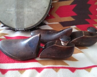 Vintage Dark Stain Paar Schuhformen aus Holz