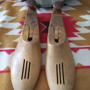Vintage houten paar schoenvorm lichte vlek