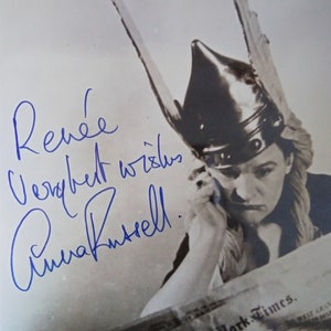Anna Russell, chanteuse et fan de Buck Rogers, signe