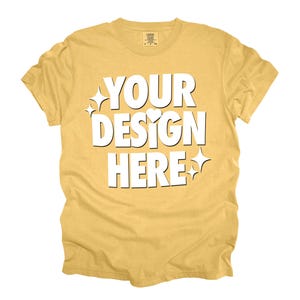 Könnte beinhalten: Ein gelbes T-Shirt mit dem Text "YOUR DESIGN HERE" in Weiß. Der Text ist von kleinen weißen Sternen und Herzen umgeben.
