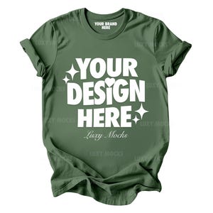 Könnte beinhalten: Ein grünes T-Shirt mit einem weißen Design, auf dem "YOUR DESIGN HERE" und "Luxy Mocks" steht.