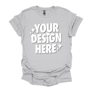 Peut inclure: Un t-shirt gris clair avec le texte "YOUR DESIGN HERE" imprimé en blanc.