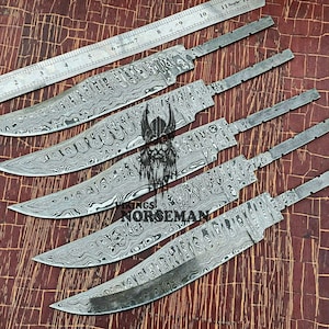 Peut inclure: Six lames de couteau en acier Damas avec un motif ondulé. Les lames sont disposées en rangée sur une surface en bois.