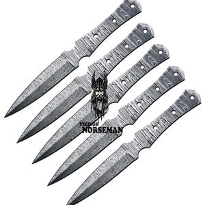 Peut inclure: Ensemble de cinq couteaux de lancer avec une lame en acier Damas et un manche noir. Les couteaux ont une finition texturée et sont disposés en éventail.