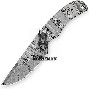 Peut inclure: Une lame de couteau en acier Damas avec un logo Viking Norseman. La lame est composée de plusieurs couches d'acier, créant un motif unique.