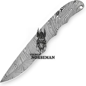 Peut inclure: Une lame de couteau en acier Damas avec un motif distinctif. La lame est incurvée et a une pointe pointue. La lame mesure environ 20 cm de long.