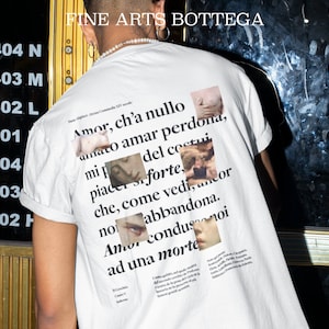 Puede incluir: Camiseta blanca con una impresión negra de un poema italiano y una obra de arte del Renacimiento. El texto dice "Amor, ch'a nullo amato amar perdona, mi po del cestui piacere forte, che, come vedi, ancor abbandona. Amor condusmoi ad una morte."