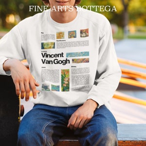 Puede incluir: Sudadera blanca con un estampado gráfico de obras de arte de Vincent Van Gogh, incluyendo girasoles, lirios y rosas. La impresión también incluye texto sobre el artista y su obra.
