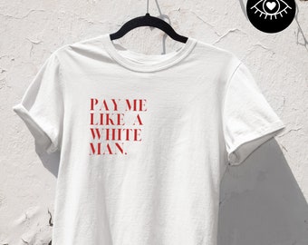 Puede incluir: Camiseta blanca con el texto "PAY ME LIKE A WHITE MAN." impreso en rojo.
