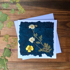 Gepresste Mutterkrautblüten auf handgeschöpfter Papier-Grußkarte, echte gepresste Blumen-Grußkarte