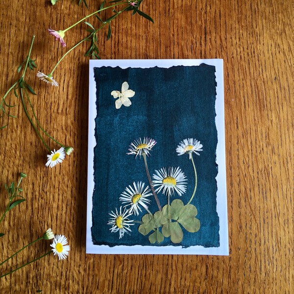 Geperste bloemen madeliefjes wenskaart, geperste bloemen verjaardagskaart, april geboorte bloem handgemaakte kaart