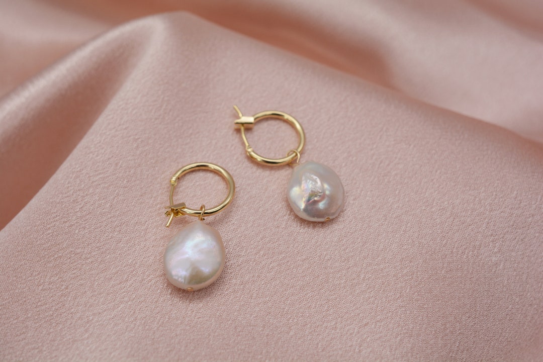 Boucles D'oreilles Dormeuses Créoles Avec Perles D'eau Douce Baroques - Gris, Plaqué Or, Neuf Avec étiquettes