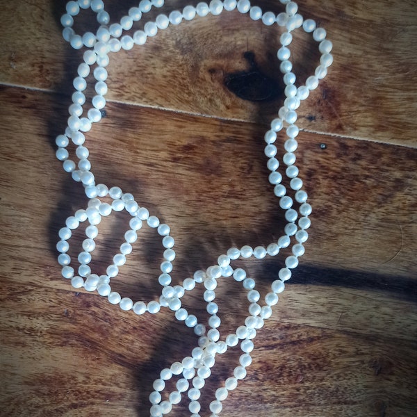 Long necklace in natural freshwater pearls
