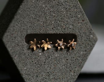 ソリッドゴールドフラワースタッドイヤリング：繊細な花柄スタッド