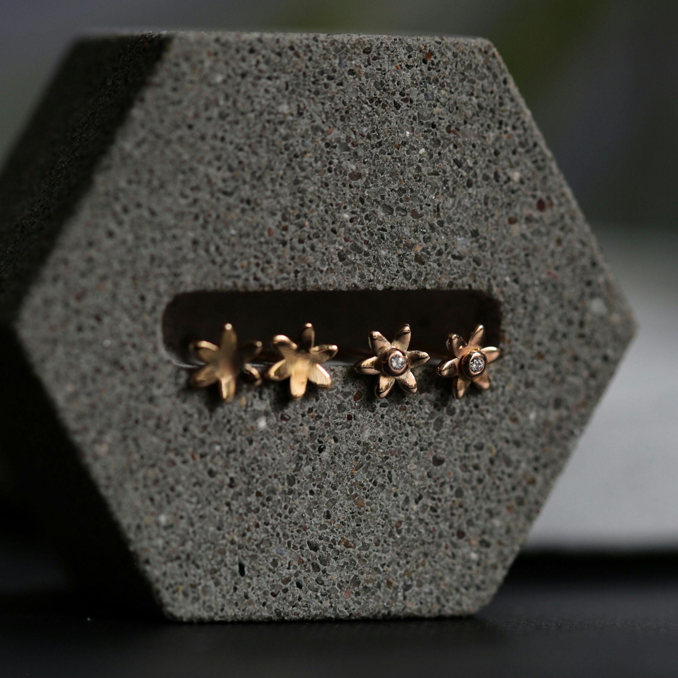 ソリッドゴールドフラワースタッドイヤリング：繊細な花柄