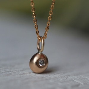 Weißer Diamant Massiv Gold Kiesel Anhänger | Recycelter Goldorganischer Anhänger / Halskette