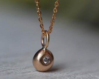 Wisiorek z diamentowym kamykiem | Maleńki, 4,5 mm, organiczny wisiorek z recyklingowanego złota / naszyjnik