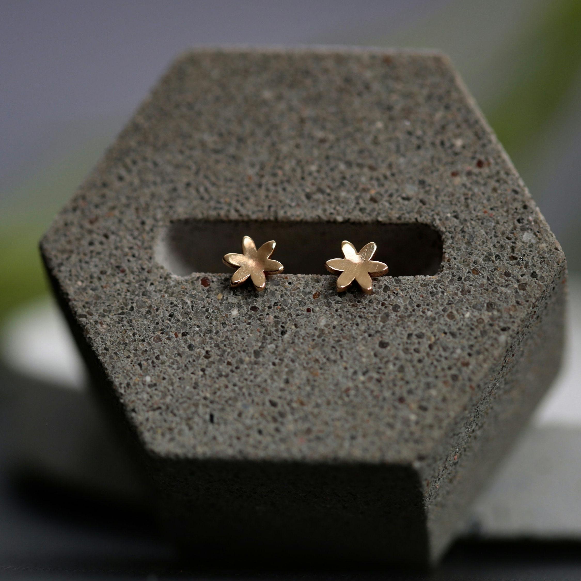 ゴールド花形スタッドイヤリング Update_RGE1739_RGE1739_model_2