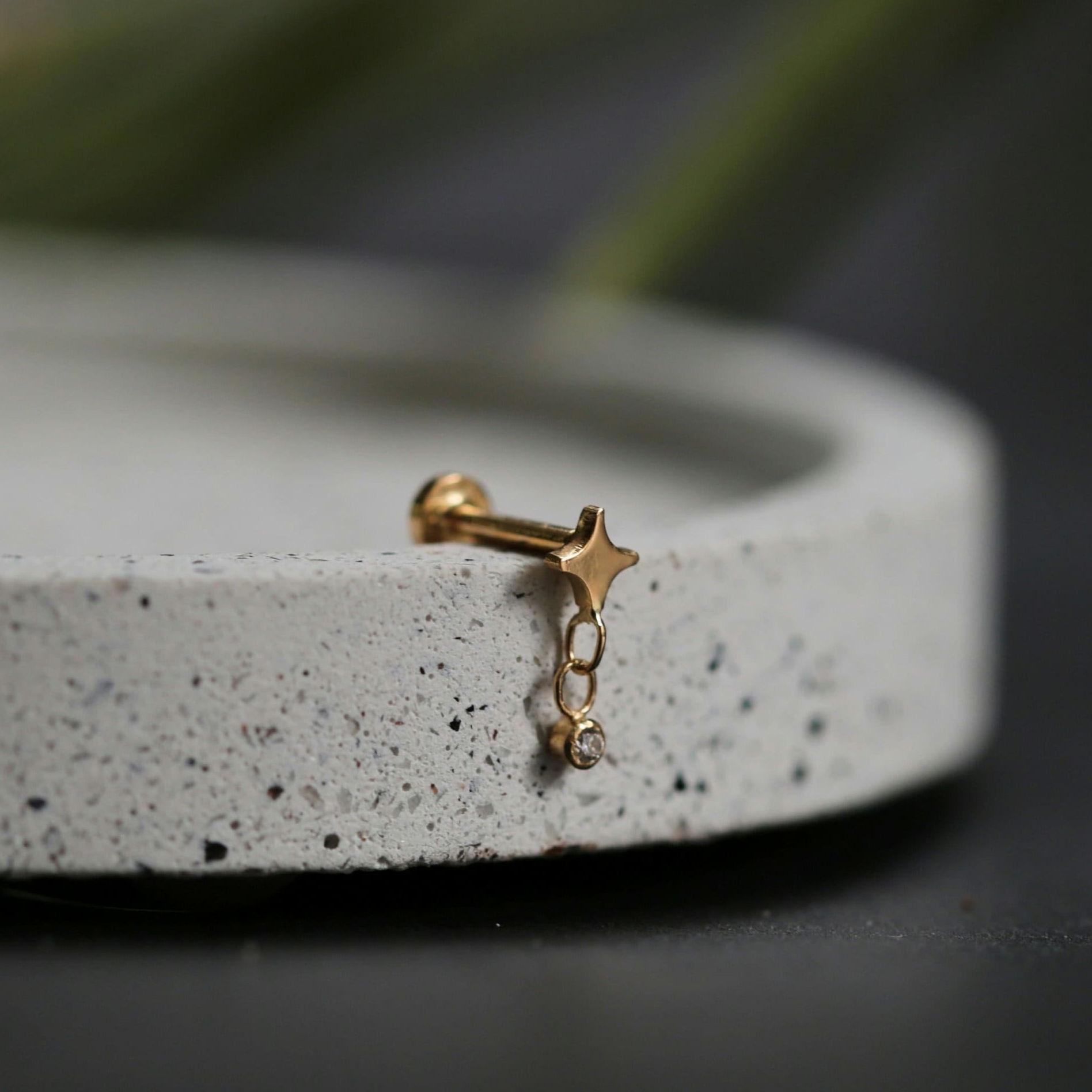 Star Diamond Drop Labret: Massiver 18 Karat Gold Fadenloser flacher Ohrring