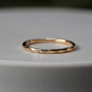Facettierter Einzeldiamantring : schmale gehämmerte Ehering aus massivem Gold