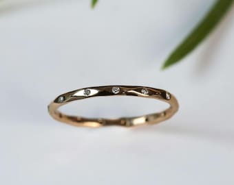 Anillo delgado facetado con múltiples diamantes / Anillo de boda, eternidad o apilable de oro macizo martillado