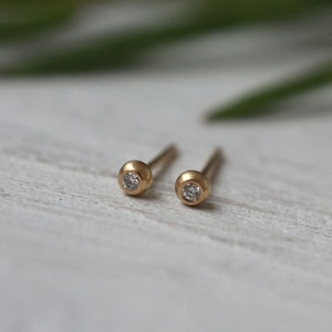 Kleine diamanten oorknopjes: 3 mm massief gouden alledaagse kiezelstekers