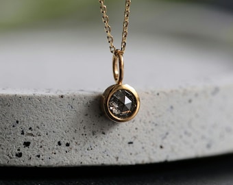 Colgante de diamantes sal y pimienta con corte rosa: collar con dije en bisel de oro macizo reciclado